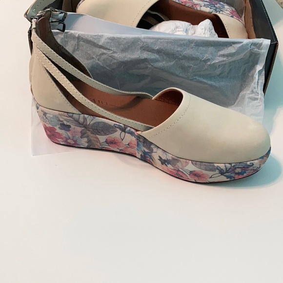 CUTE PLATFORM SANDALS - Picture 2 of 5